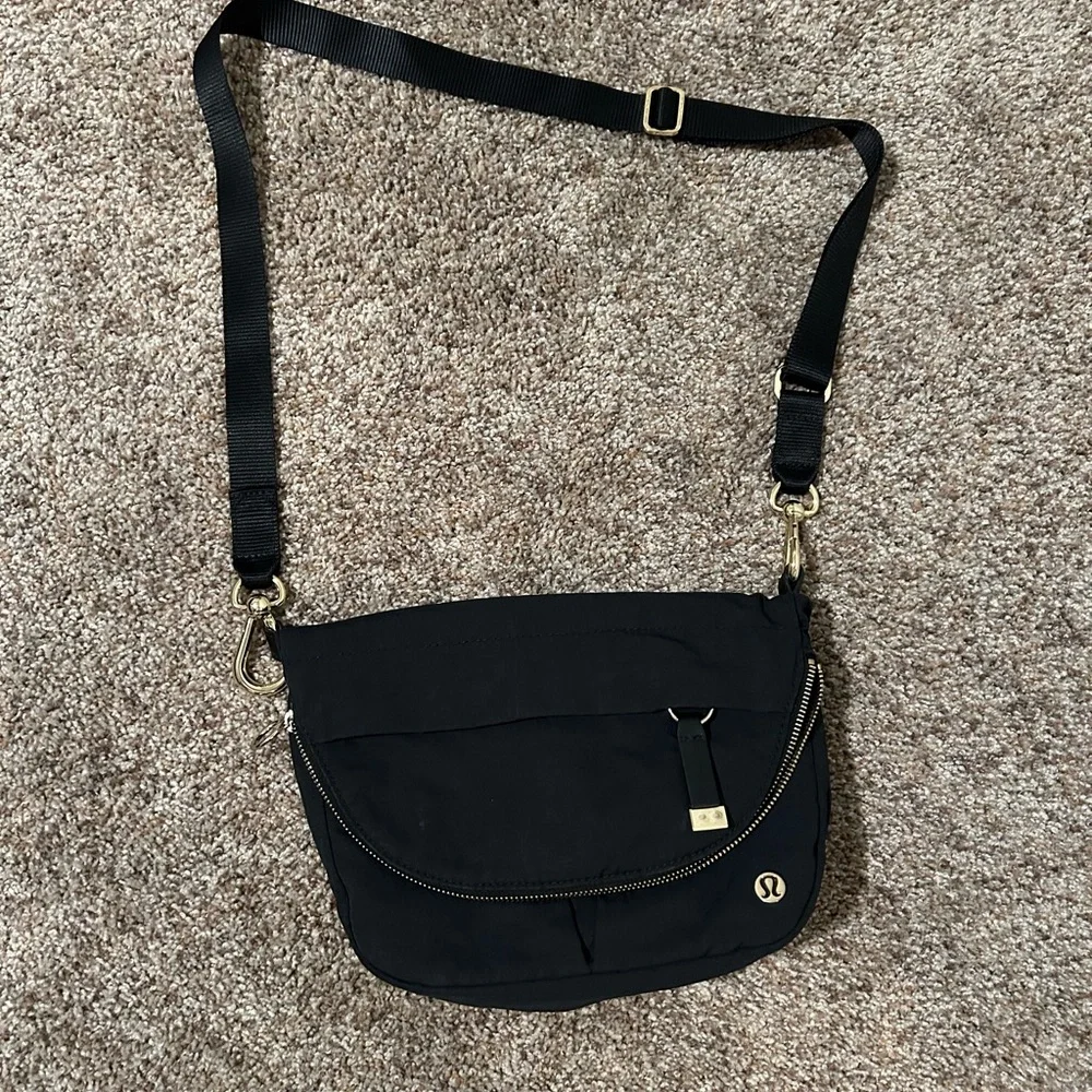 lululemon athletica Black Crossbody Bag with Gold Hardware - Picture 3 of 6